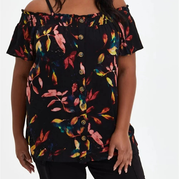 Torrid Floral Black Rayon Crepe Smocked Cold Shoulder Top in Size 3 / 22-24 - Picture 1 of 14